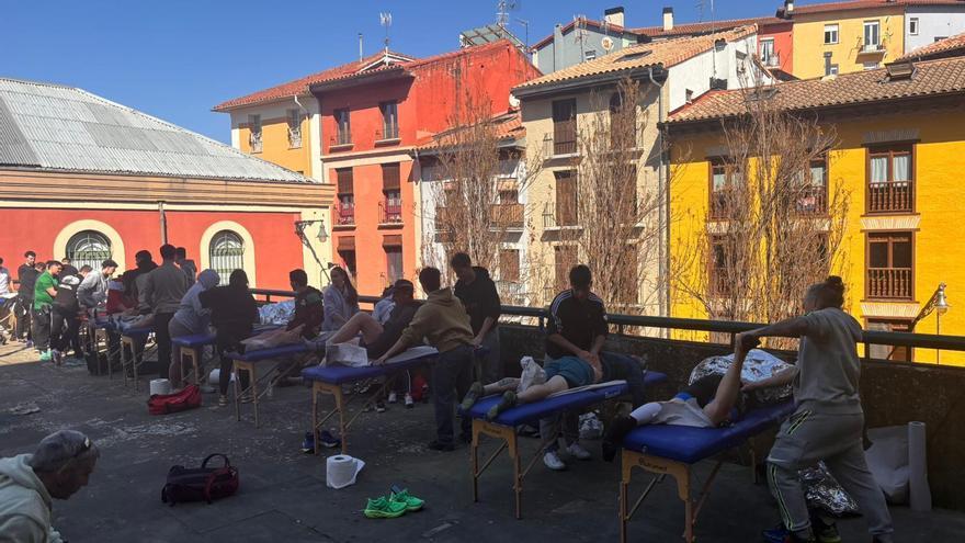 Alumnos de Fisioterapia de la UPNA de Tudela asisten a corredores en la Zubiri-Pamplona
