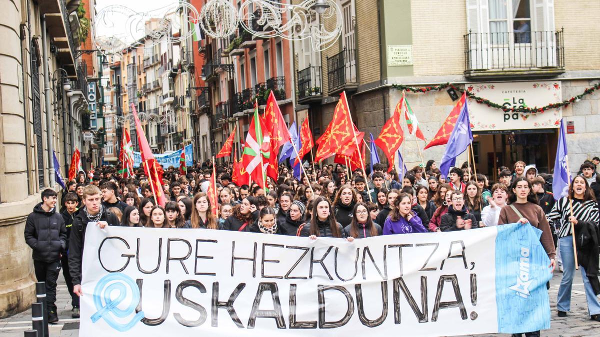 Momento de la manifestación por las calles de Pamplona.