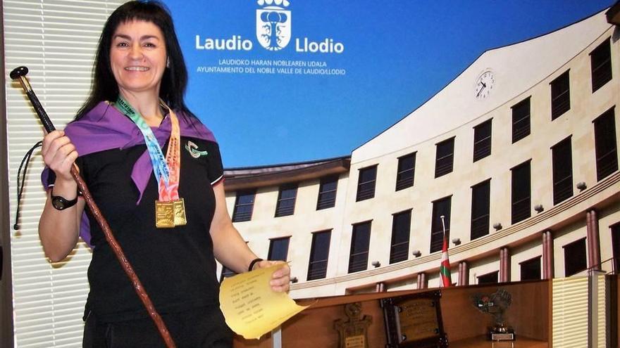 Olga Artiñano posa luciendo las medallas de oro durante el reconocimiento ofrecido por el Ayuntamiento de Laudio.Foto: S. Martín