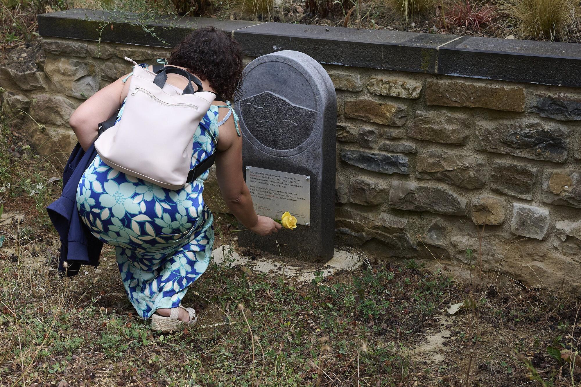 Ana Ollo entrega los restos del joven estadounidense fusilado a su familia en Berriozar