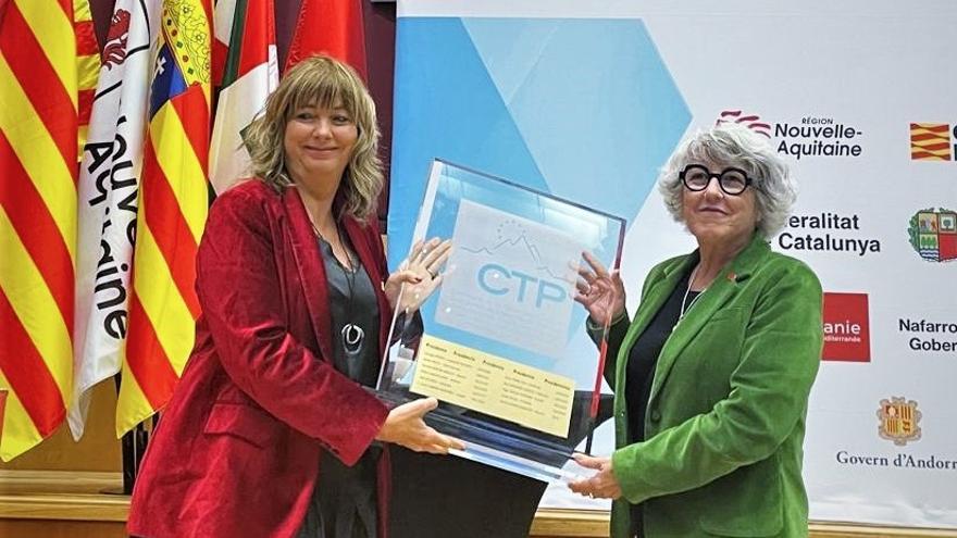 La vicepresidenta de Navarra, Ana Ollo, recibe la Presidencia de la CTP por parte de la consejera regional de Occitania,  Pascale Peraldi.