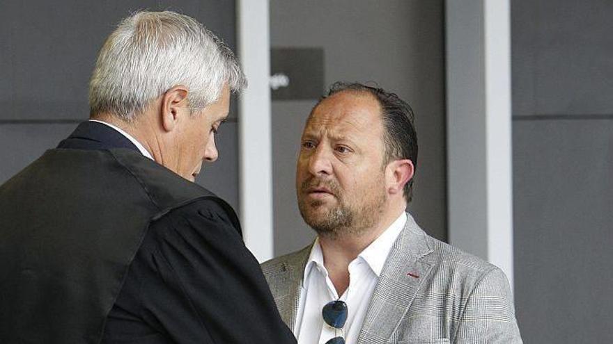 El expresidente del Castellón acepta 6 meses de cárcel por asaltar la casa de una pitonisa