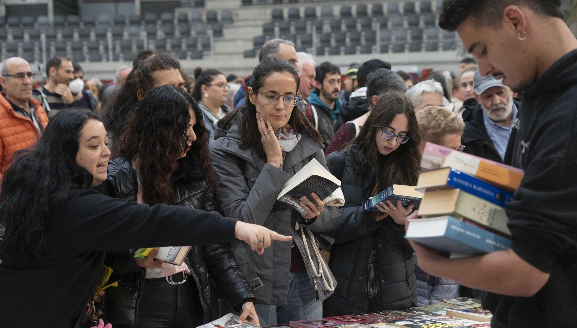 El Iradier, convertido en mercado de trueque de libros