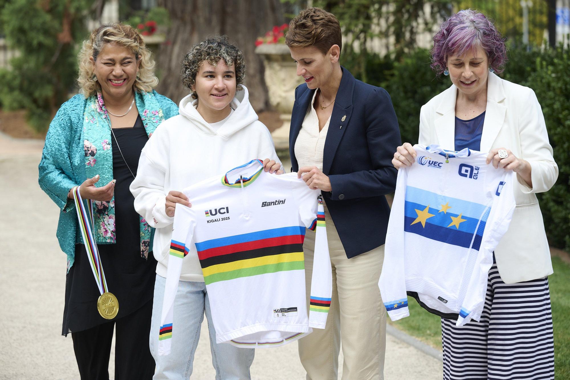 María Chivite recibe a Paula Ostiz en el Palacio de Navarra