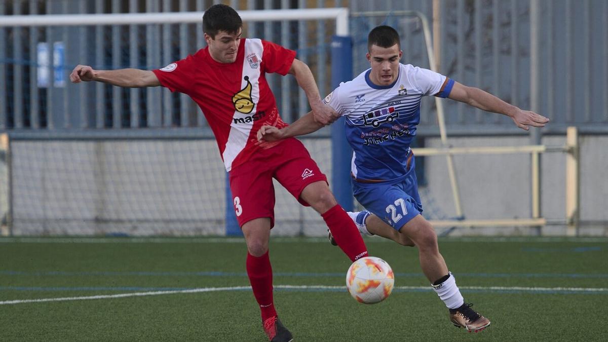 Un jugador del Cantolagua en un lance de juego frente al Burladés.