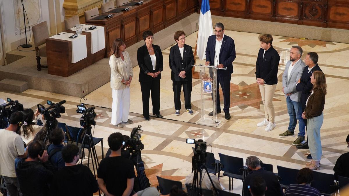 El alcalde de Donostia, Eneko Goia, acompañado de los ediles del PNV, en la comparecencia en la que ha anunciado su adiós