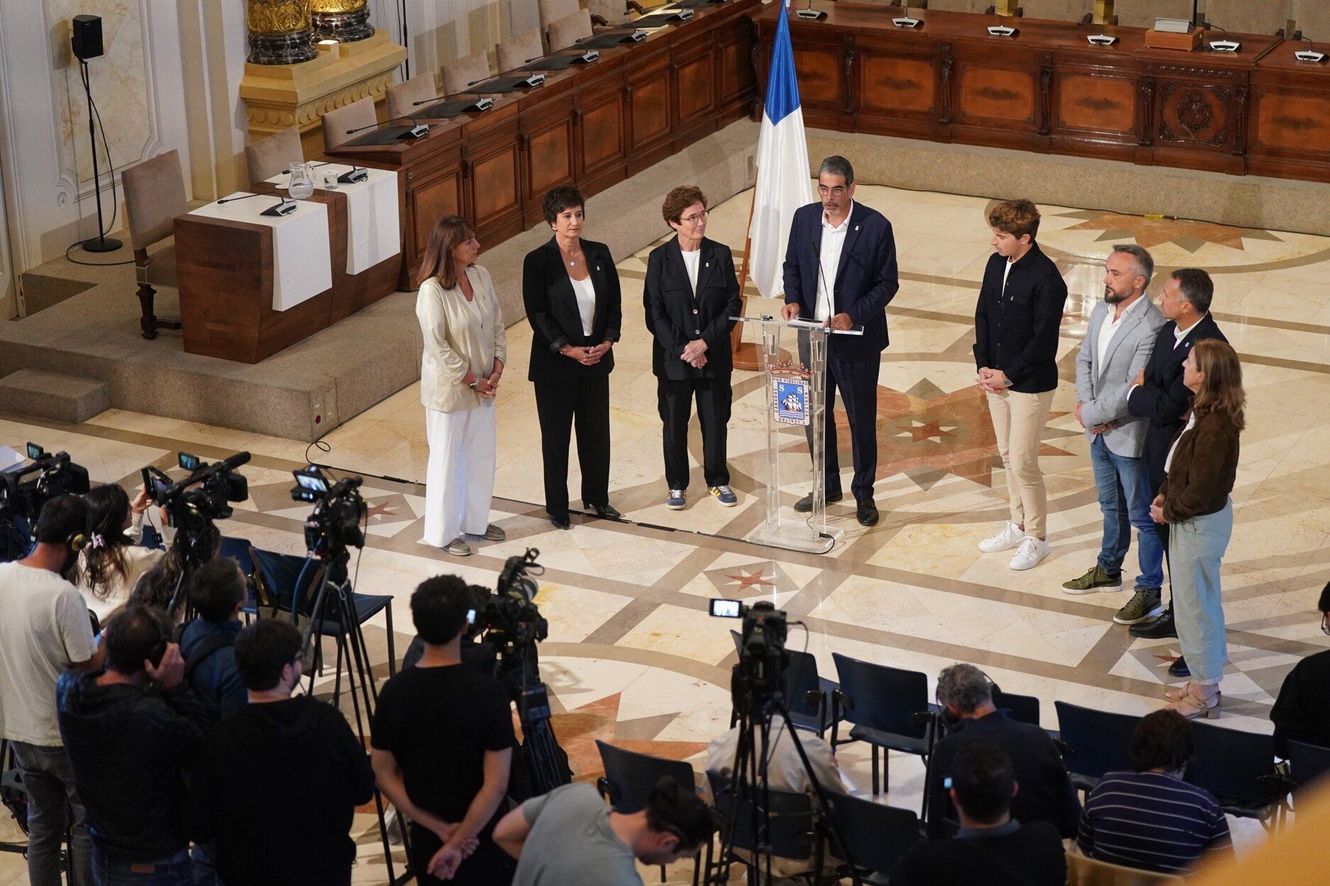 El alcalde de Donostia, Eneko Goia, acompañado de los ediles del PNV, en la comparecencia en la que ha anunciado su adiós