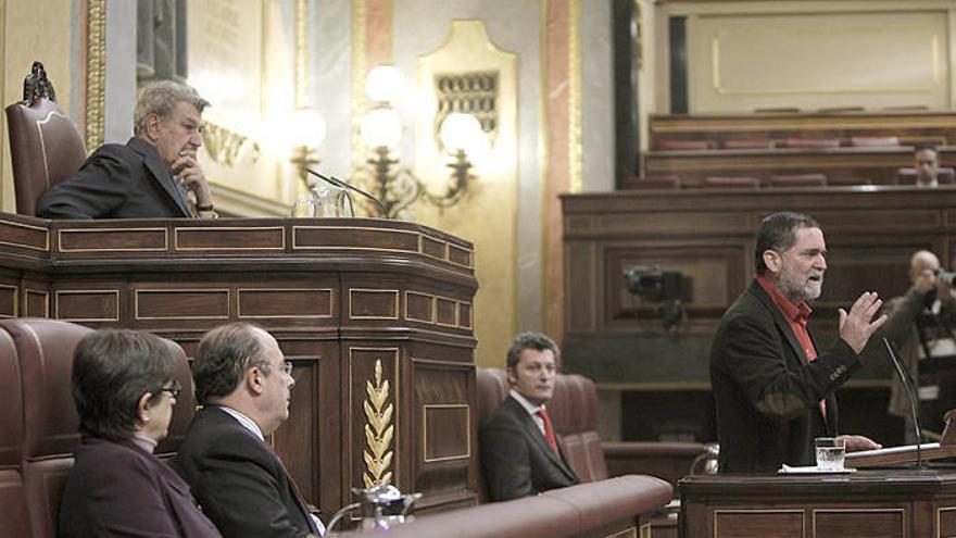 El portavoz de Amaiur, Iñaki Antigüedad, durante su intervención en la segunda jornada del debate de investidura