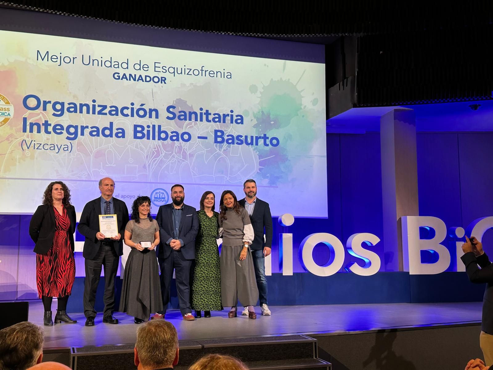 Miguel Ángel González jefe de Servicio de Psiquiatría de la OSI y Larraitz Zubieta, supervisora de hospitalización, recogieron este premio de excelencia sanitaria, junto al director gerente Jesús Larrañaga