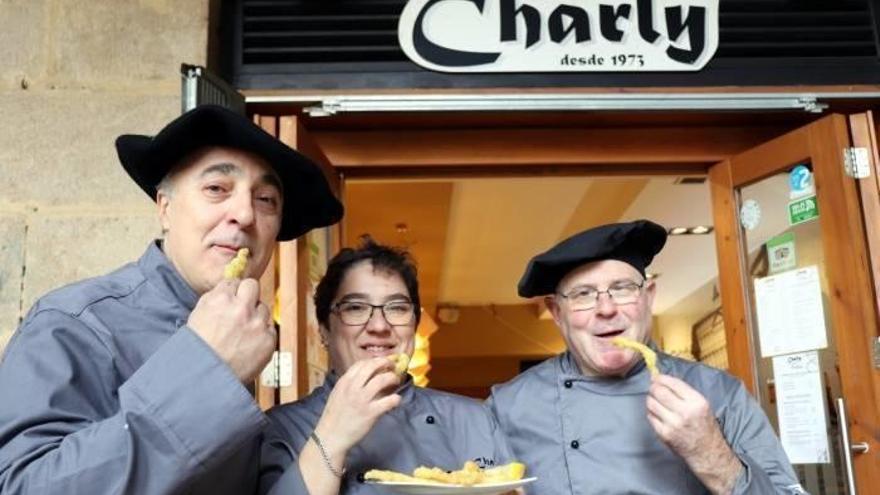 El Bar Charly de la Plaza Nueva gana el concurso de rabas del Casco Viejo con una receta de 1973