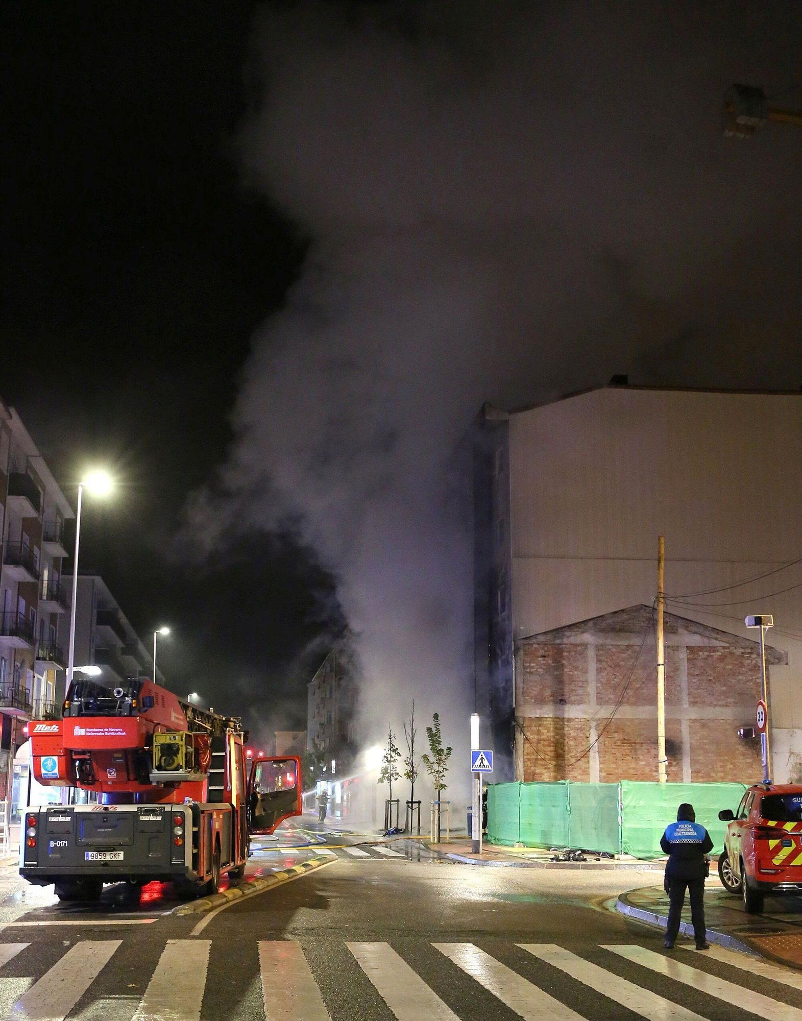 Fotos del incendio de un bazar en la Rochapea