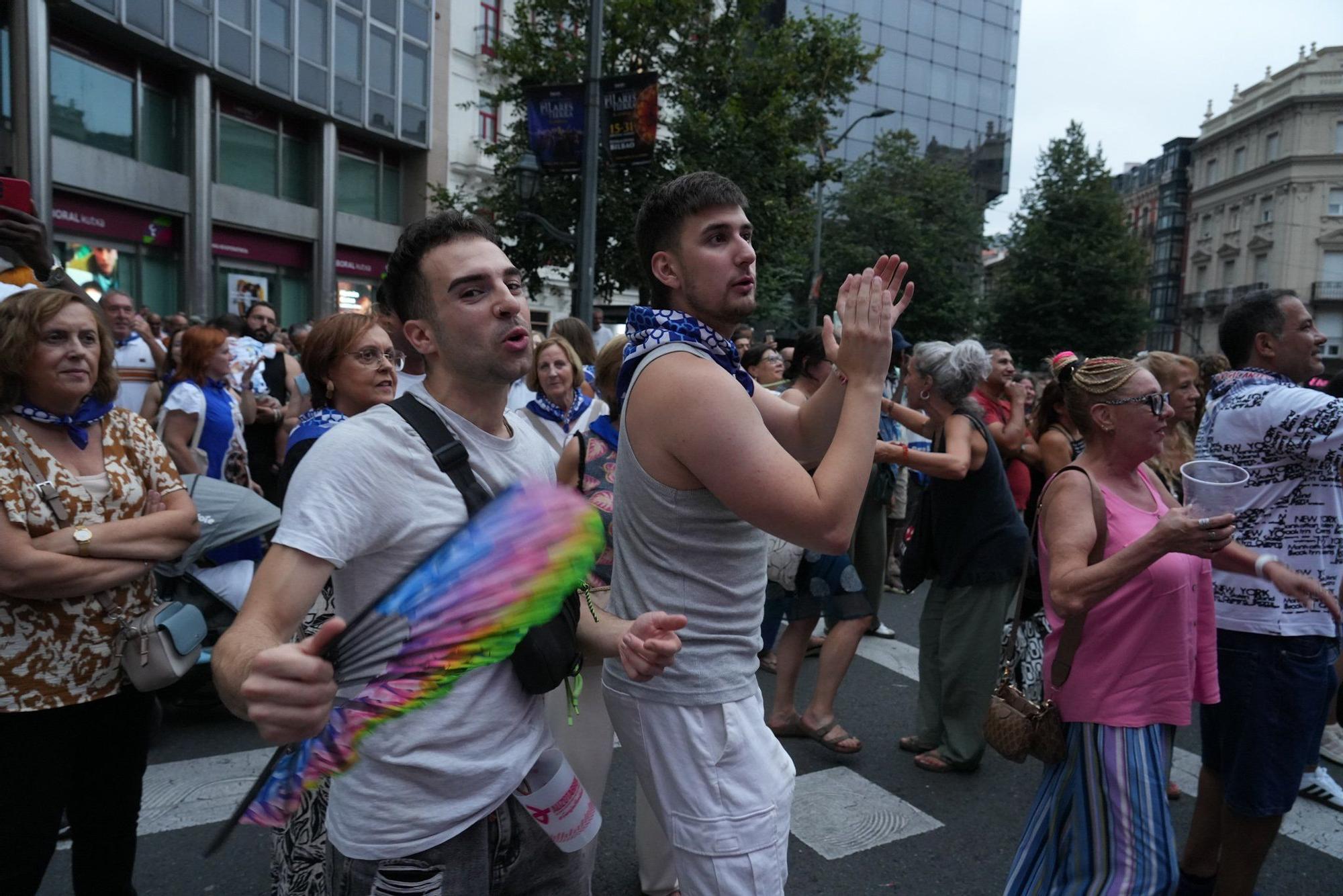 En imágenes: Una romería euskaldun con boas, falda y lentejuelas para abrir la fiesta con Akerbeltz