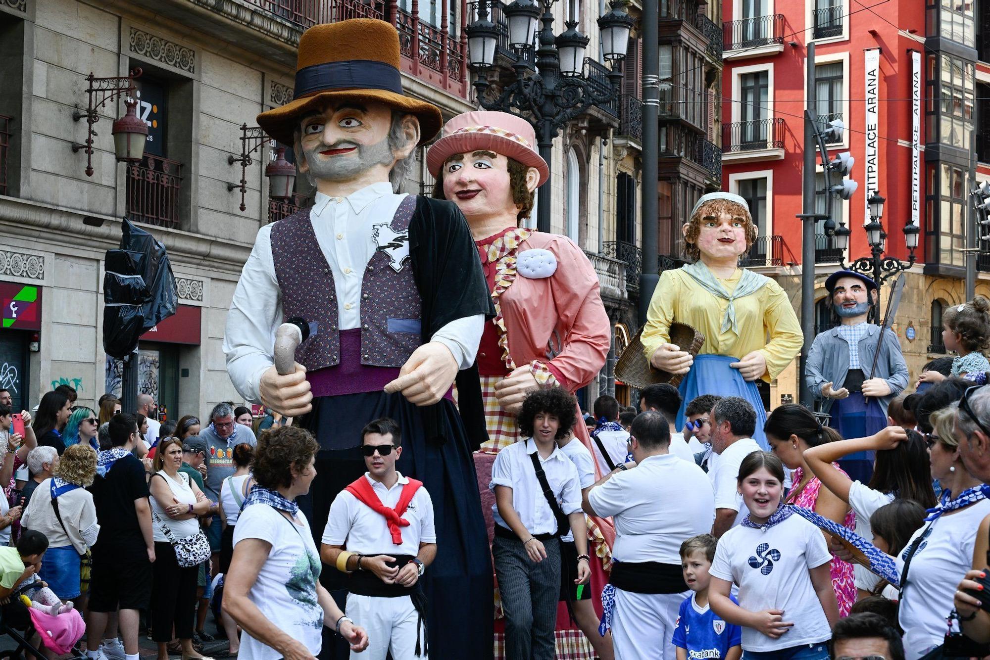 En imágenes: Los gigantes y cabezudos despiden Aste Nagusia a lo grande
