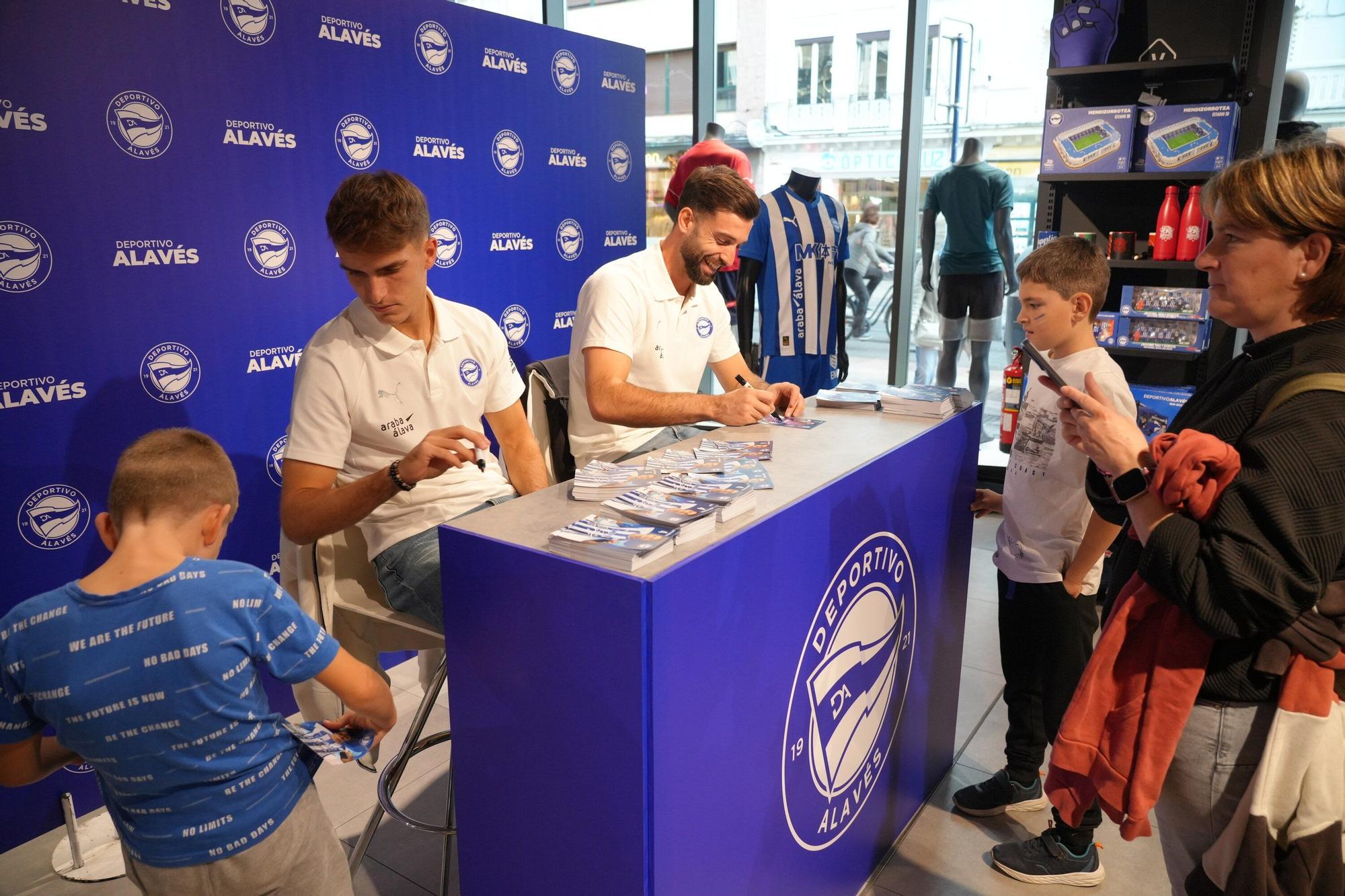 En imágenes: Firma de autógrafos para desbordar Vitoria-Gasteiz de ilusión albiazul