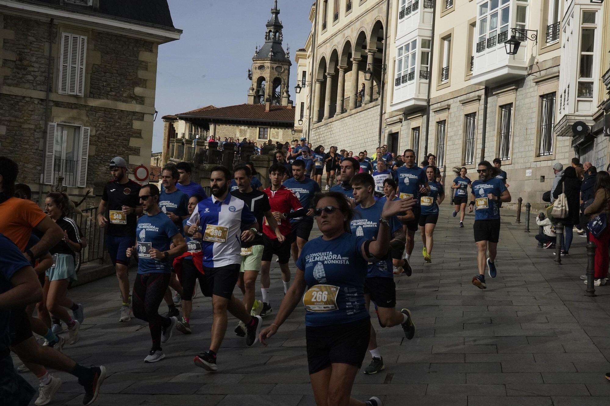 En imágenes: Miles de personas conquistan la Almendra de Gasteiz