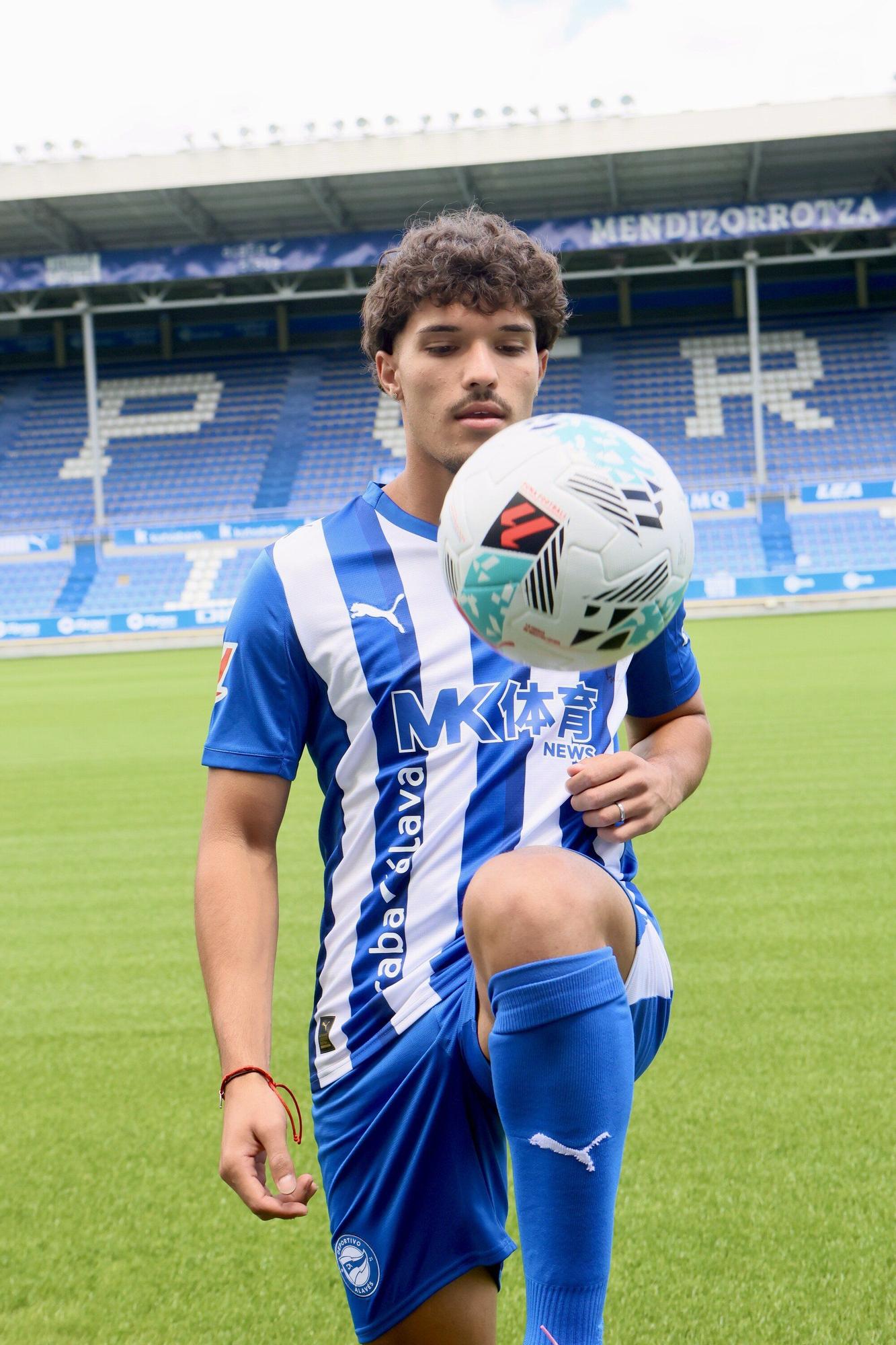 En imágenes: La presentación de Youssef Enríquez como jugador del Alavés