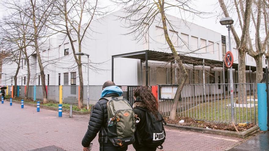 Dos estudiantes pasan delante de un colegio cerrado en Gasteiz