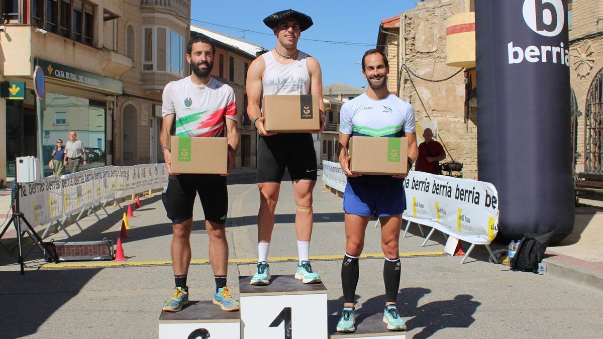 Podium de los vencedores en los 21 kilómetros en Arguedas.
