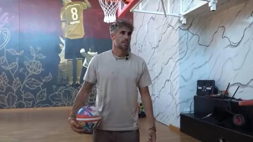Javi Martínez abre las puertas de su casa en Ayegui: pádel, cine, piscina, gimnasio y hasta cámara hiperbárica