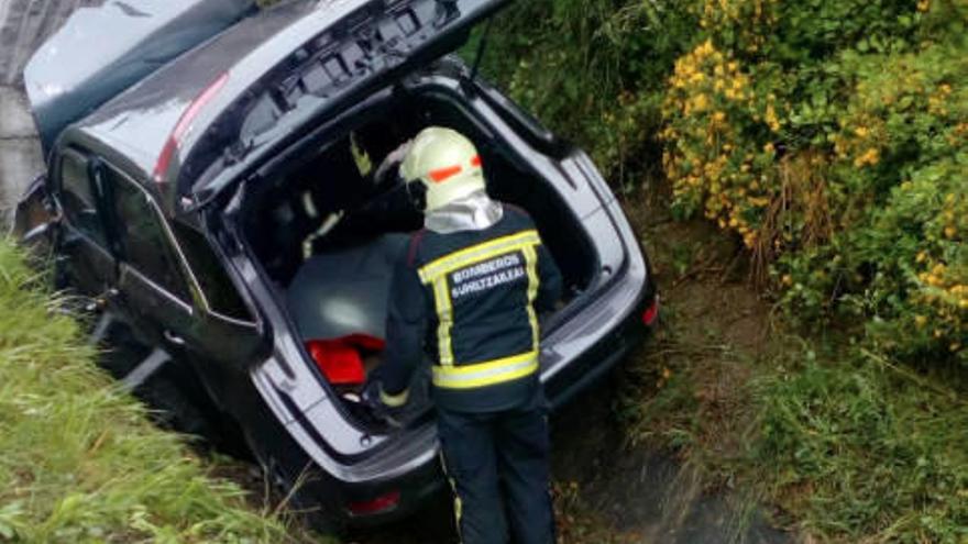 Un muerto y una herida muy grave en una salida de vía de un turismo en Urritza