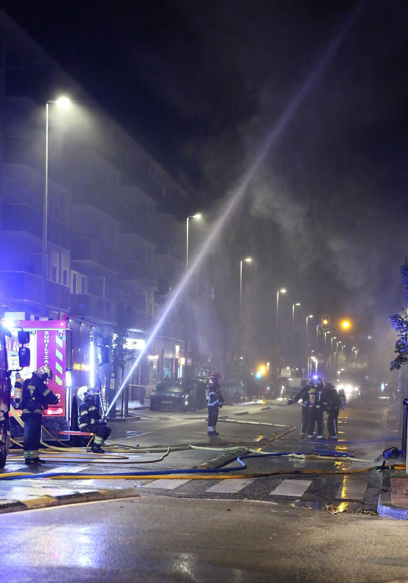 Fotos del incendio de un bazar en la Rochapea