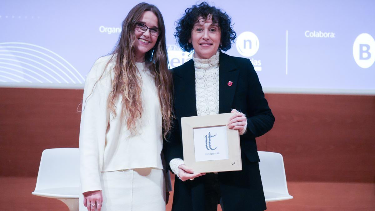 Estíbaliz Gallego recibió el premio en nombre de Eva García Sáenz de Urturi