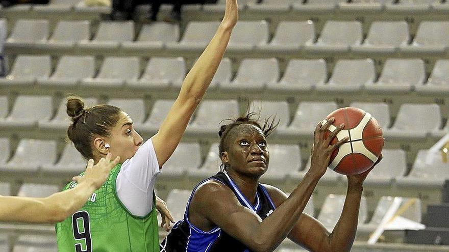 Tirera se dispone a lanzar a canasta defendida por una jugadora del Araski, ayer en el Gasca. Foto: Javi Colmenero