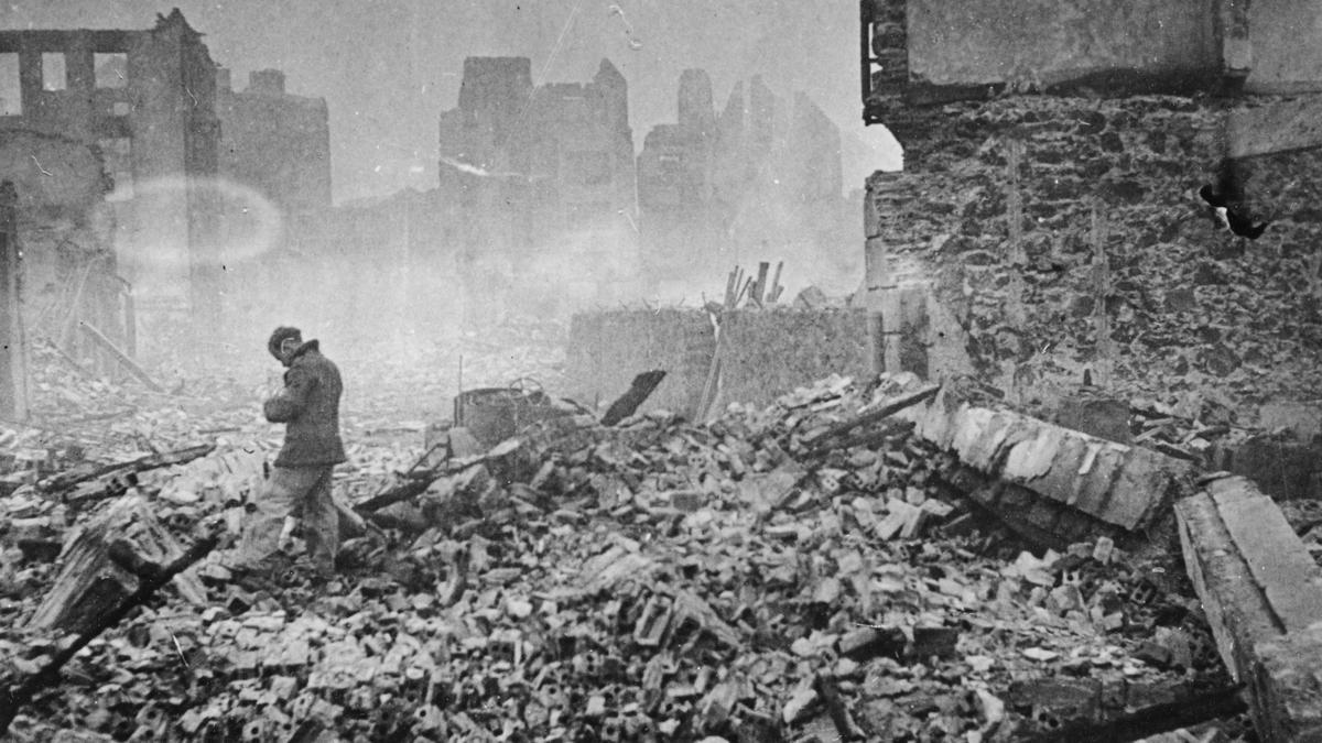 El oficial de gudaris Joseba Elosegi camina sobre las ruinas de un edificio de Gernika tras el bombardeo ejecutado por la aviación nazi en 1937