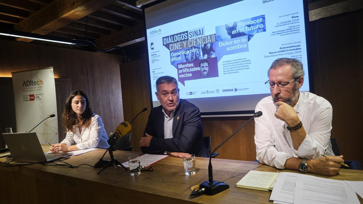 De izda a dcha: Carlota Cortés, el consejero García y Alberto Cañada.