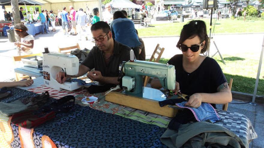 Sectores como la moda o la alimentación ecológica participaron en la feria. Fotos: E. Castresana