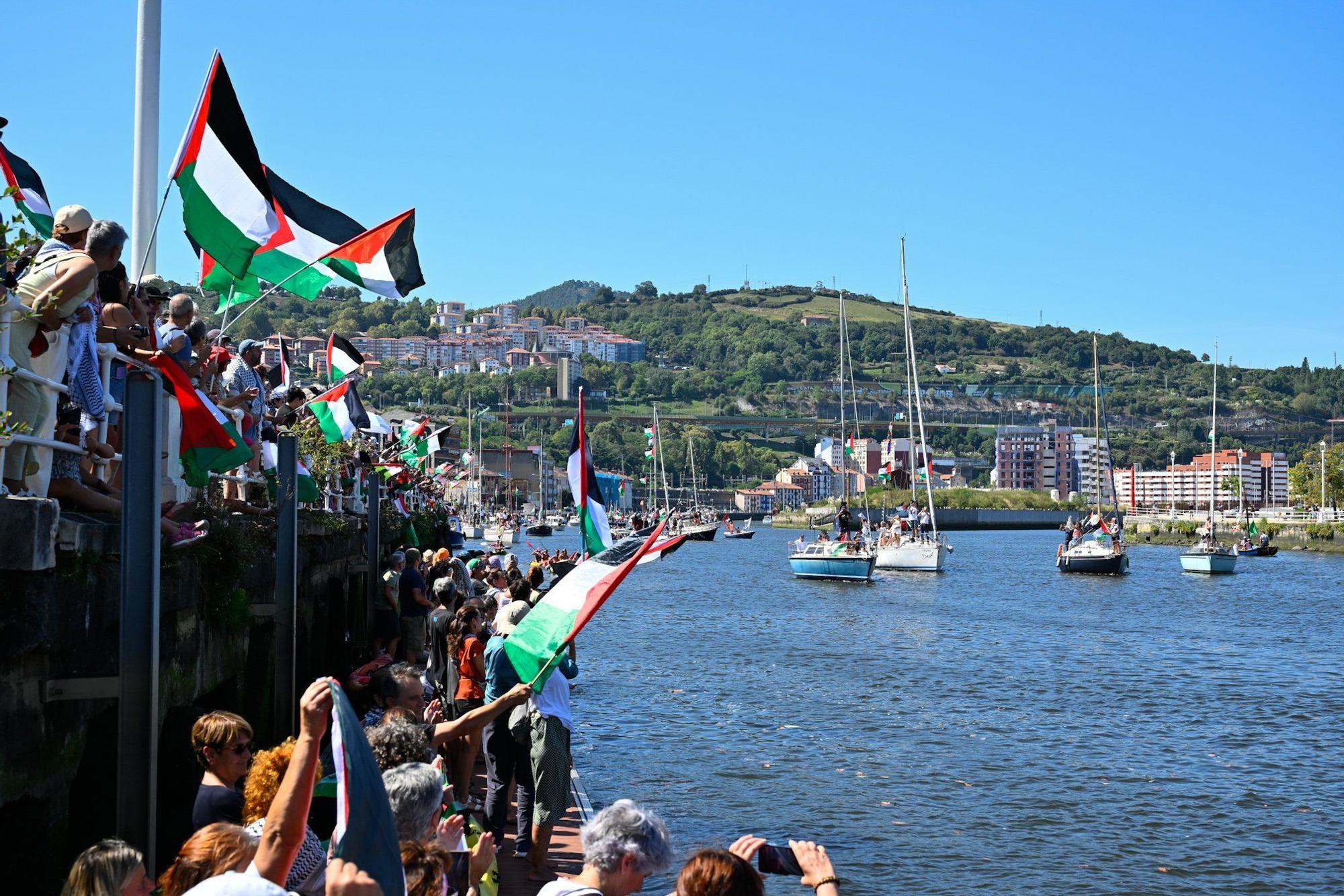 En imágenes: marcha marítima por la ría en solidaridad con Palestina desde Santurtzi