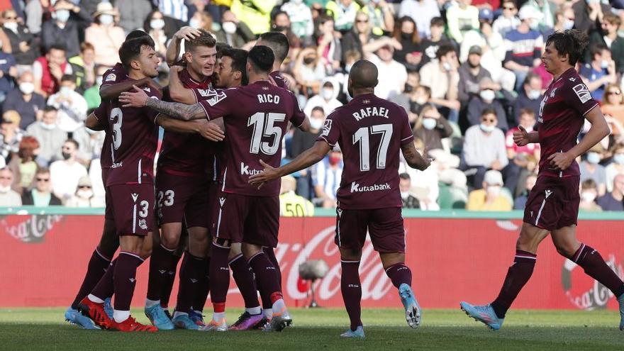 Los jugadores realistas celebran el gol de Sorloth.