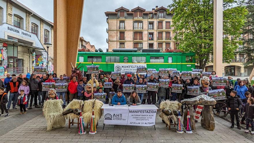 Plataformas por un tren social llaman a salir a las calles de Altsasu el sábado