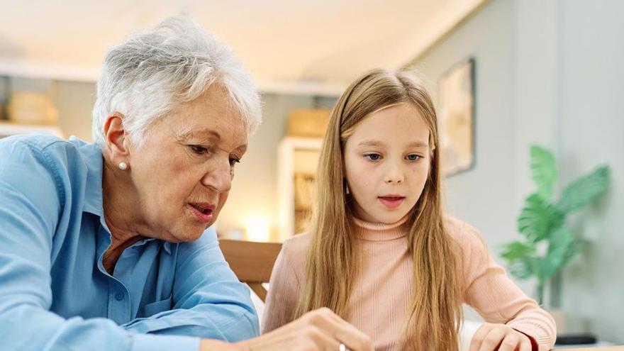 Bilobak zaintzen dituzten aiton-amonek narriadura kognitibo txikiagoa jasaten dute