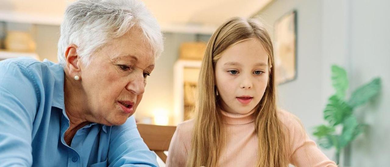 Bilobak zaintzen dituzten aiton-amonek narriadura kognitibo txikiagoa jasaten dute