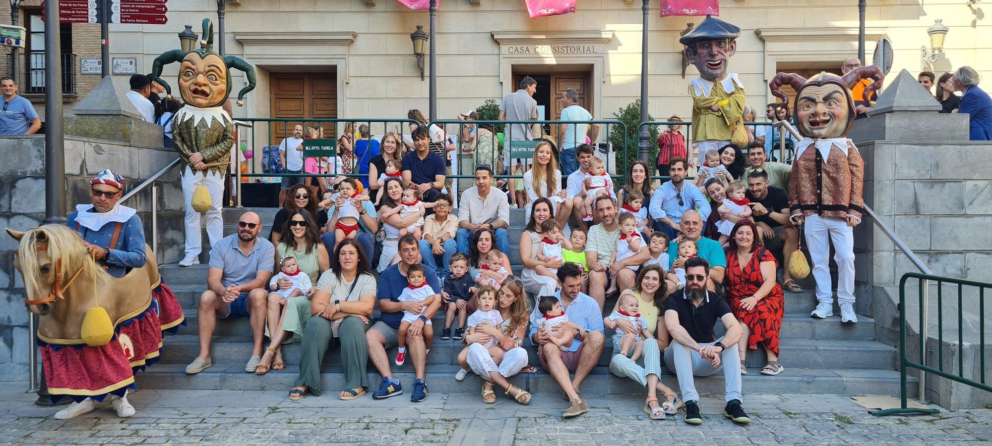Fotos de la imposición del pañuelo de fiestas de Tudela a los nacidos en 2024