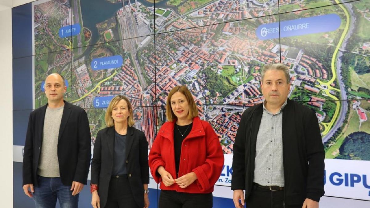 Igor Enparan, Eider Mendoza, Cristina Laborda y Felix Urkola, en la presentación de las inversiones de la Diputación en las carreteras de Irun y Hondarribia / GFA