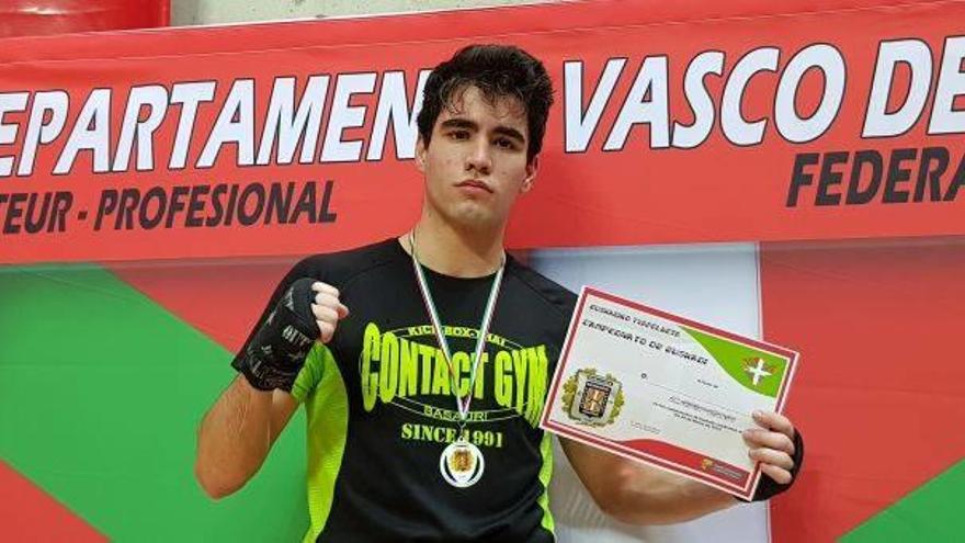 Joseba Dosuna muestra el diploma y la medalla de oro que le acreditan como campeón de Euskadi de Kick Light, una modalidad de contacto.