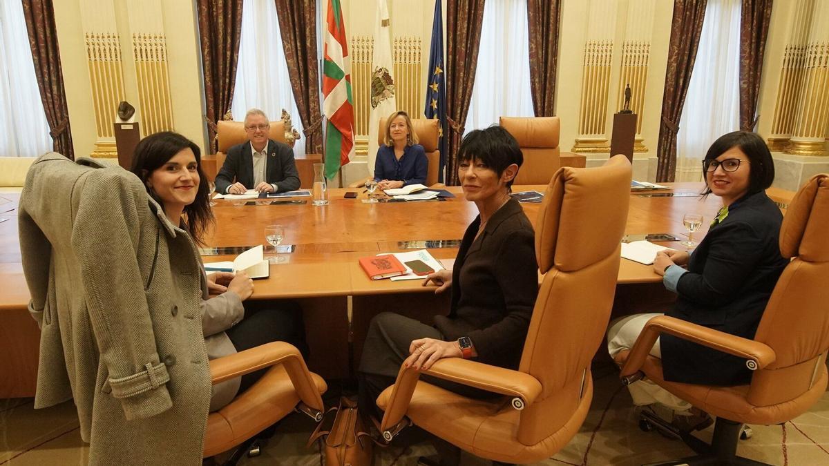 Las representantes de EH Bildu, en primer término, en la reunión de esta mañana con Asensio y Mendoza. Las representantes de EH Bildu, en primer término, en la reunión de esta mañana con Asensio y Mendoza.