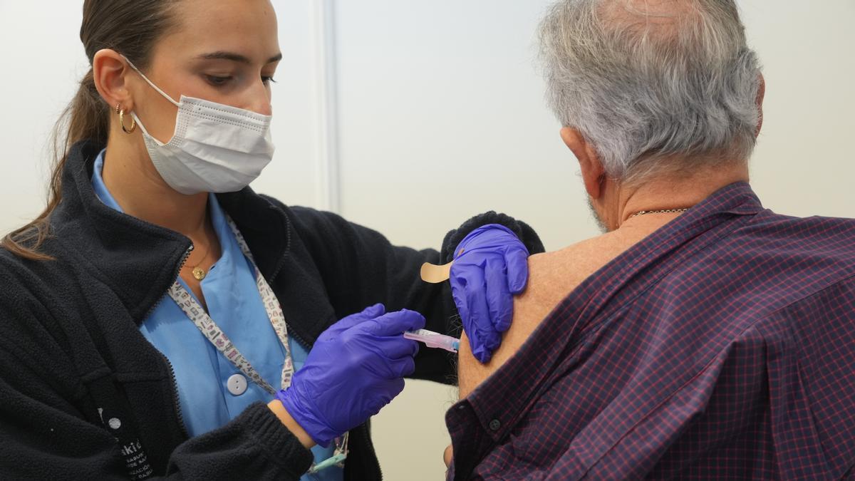Una persona se vacuna, en un centro de refuerzo de vacunación frente a la gripe Una persona se vacuna, en un centro de refuerzo de vacunación frente a la gripe