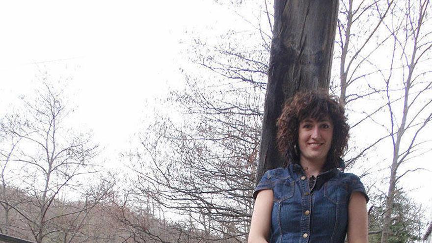 La joven cantante Nerea Erbiti, en el balcón de su casa de Leitza.