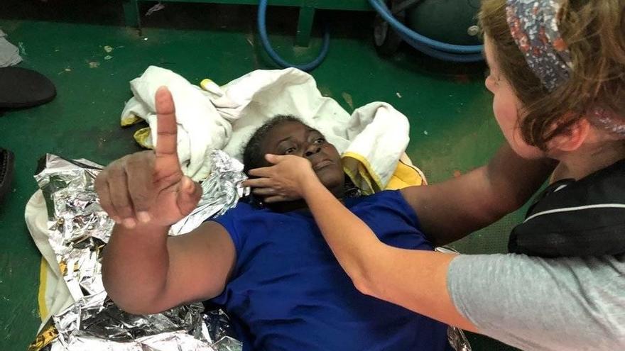 GRAF2492 ROMA, 18/7/2018.-Fotografía facilitada por la ONG española Proactiva Open Arms de la superviviente rescatada ayer en una embarcación naufragada en la que también se encontró el cadáver de una mujer y de un niño de corta edad.La ONG ha pedido a la