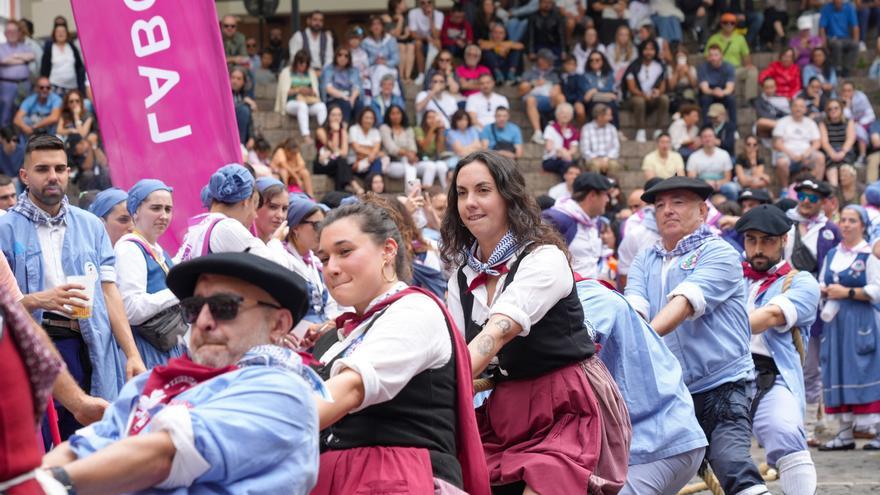 En imágenes: Blusas y neskas triunfan en los herri kirolak
