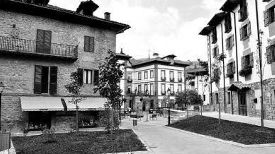 La plaza permite ver la fachada del palacio de Arizkunenea.