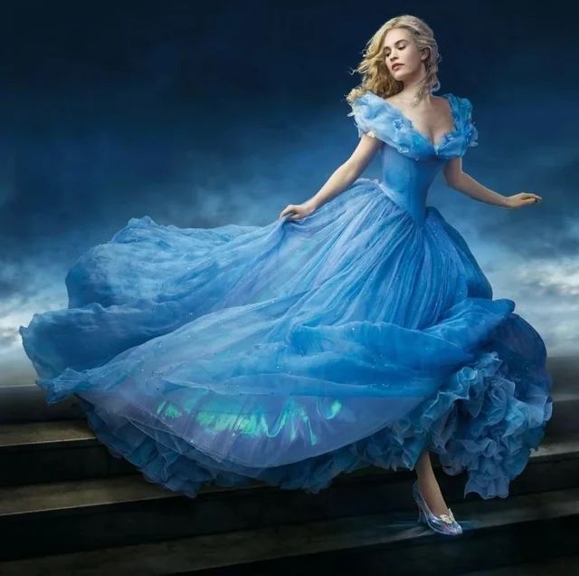 Lily James, protagonista de la película 'Cenicienta' (2015), luce cintura de avispa.
