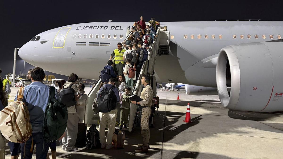 Embarque en el avión A330 del Ejército del Aire y del Espacio en el aeropuerto de Omán.