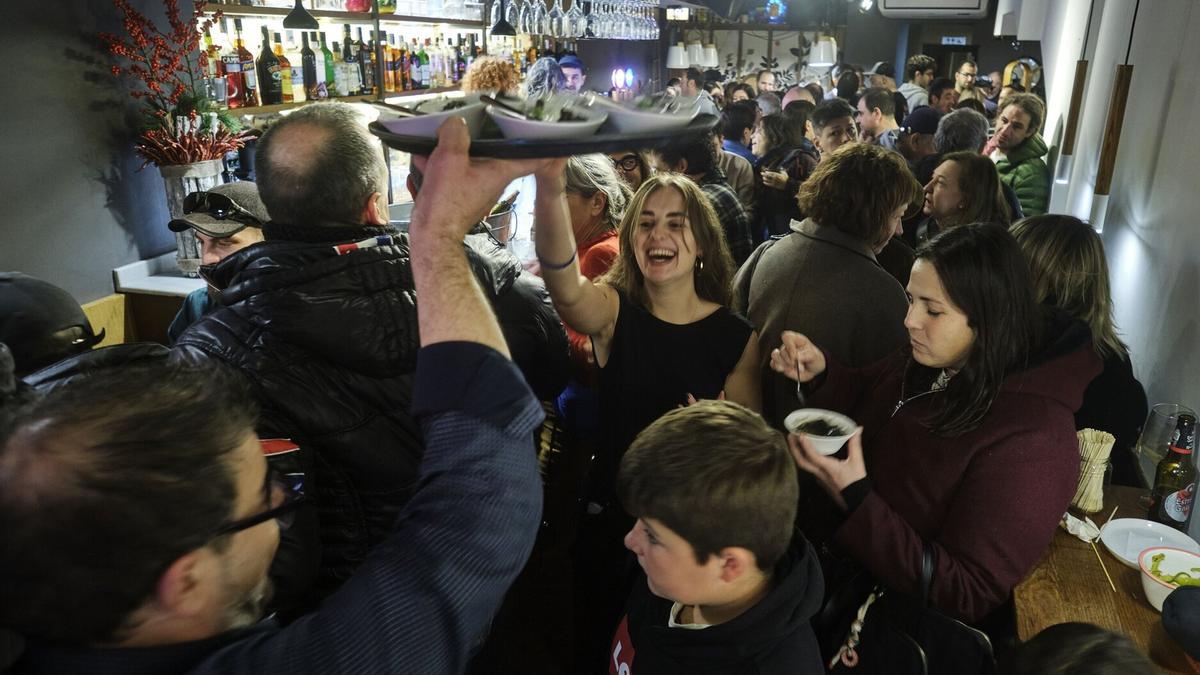 Decenas de personas disfrutan en la reapertura del bar Lanbroa.