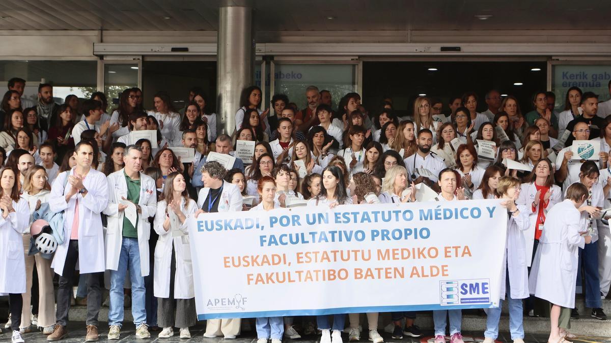 En imágenes: Médicos en huelga exigen un estatuto marco propio en Txagorritxu
