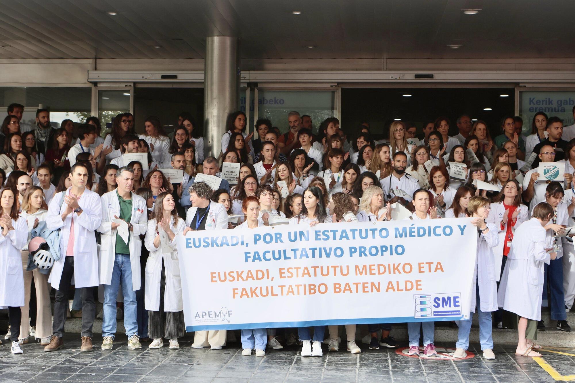 En imágenes: Médicos en huelga exigen un estatuto marco propio en Txagorritxu