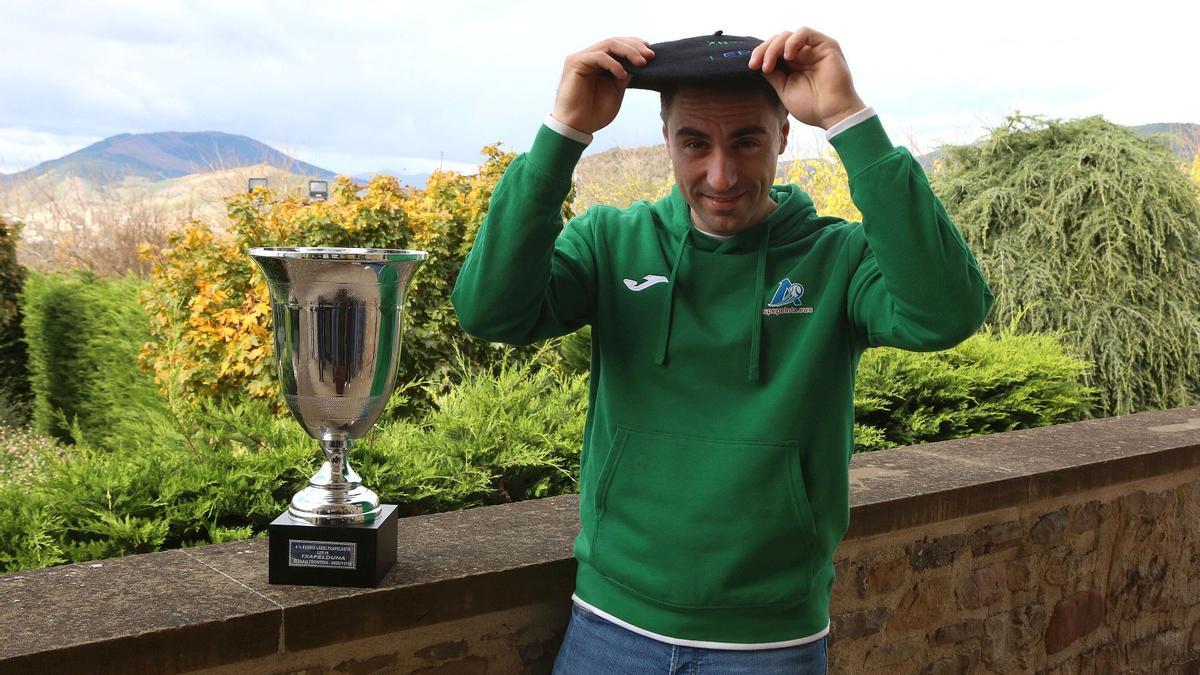Peio Etxeberria posa con la txapela y el trofeo que le acreditan como campeón del Cuatro y Medio de 2025 en el Hotel Castillo de Gorraiz.